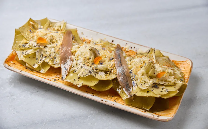 Alcachofas confitadas con anchoas Casa Santoña y queso viejo, Hatillo