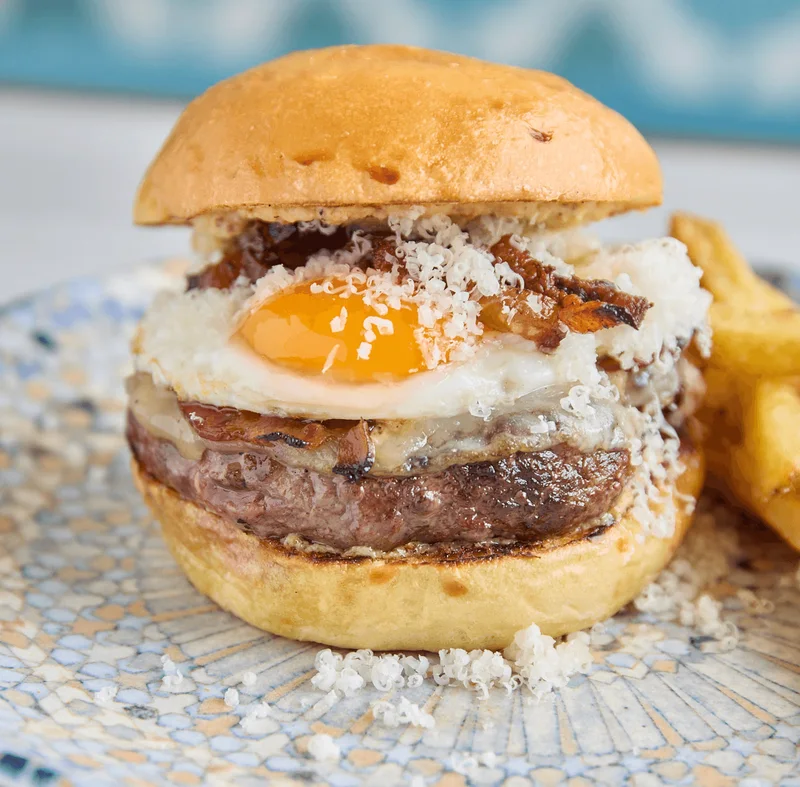 La CarboPAPA en primer plano, hamburguesa de autor de Hatillo, Las Rosas