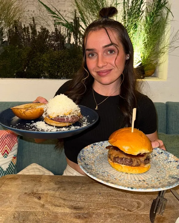Lucía con La Royale y otra hamburguesa de Hatillo, en su reel de Instagram