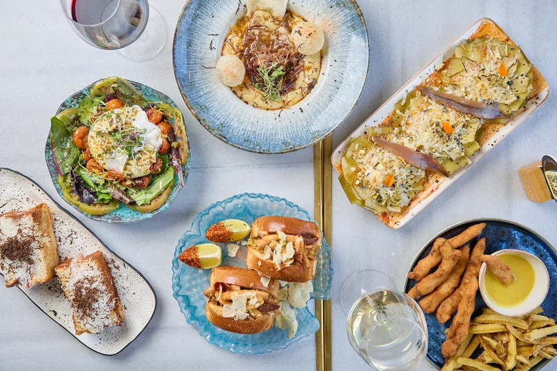 Platos de la carta de Hatillo servidos en mesa