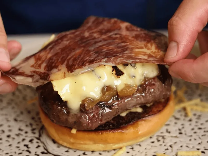 Preparando la hamburguesa de Wagyu en la cocina de Hatillo, Las Rosas