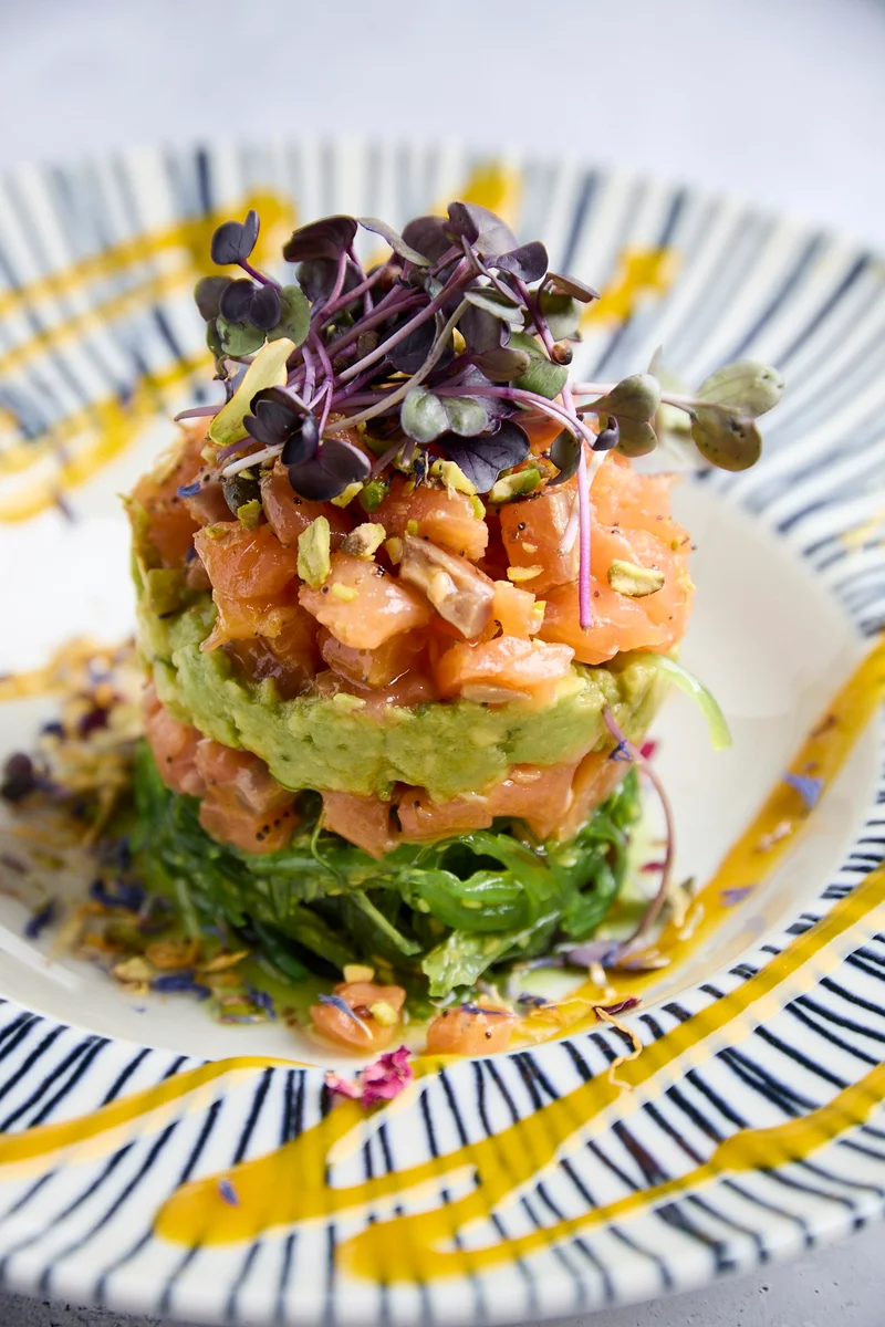 Tartar de salmón ahumado báltico en timbal, Hatillo